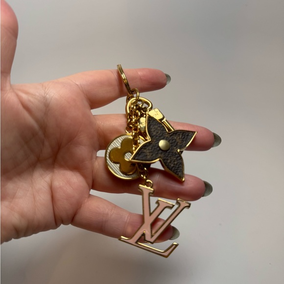 SOLD Louis Vuitton Spring Street Bag Charm/Keychain Fleur de Monogram Gold - Picture 12 of 16